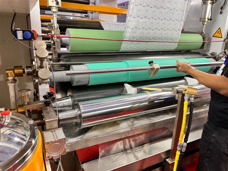 Triple Layers Solventless Lamination Machine For BOPP And Aluminum Foil